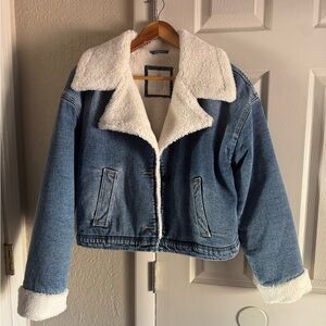 Women’s Hollister jean jacket with faux fur lining size L